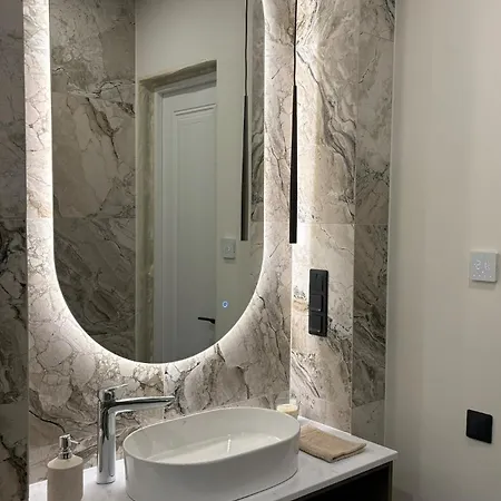 Elegant Center Apartment Riga